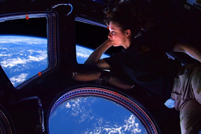 Space_tracy-caldwell-dyson-in-the-cupola-module-of-the-international-space-station-observing-the-earth